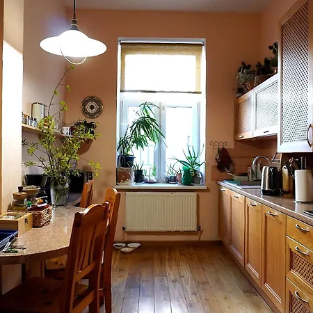 Cozy In With A Cat 10 Min To Station Проживання в сім'ї *